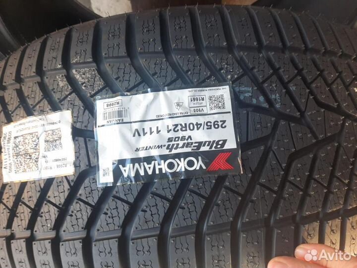 Yokohama BluEarth Winter V905 295/40 R21 111V