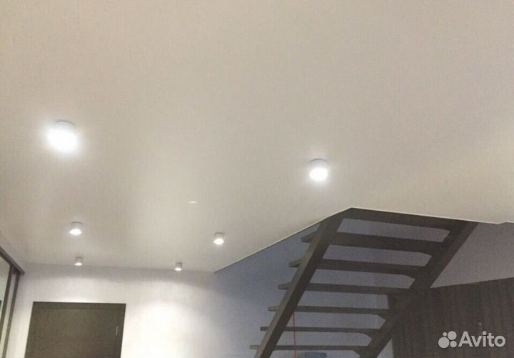 Натяжной потолок белый