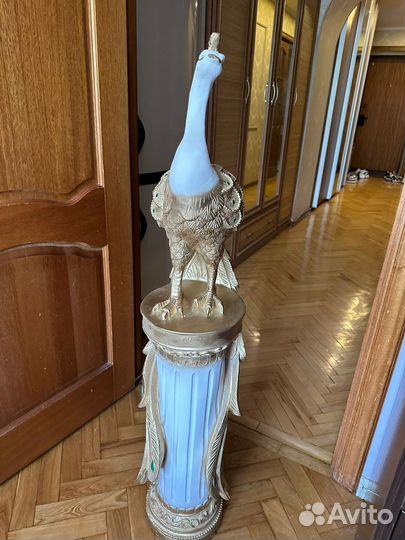 Гипсовая статуя павлина