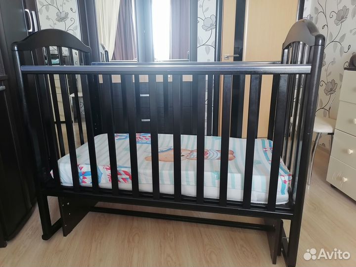 Детская кроватка со съемной стенкой