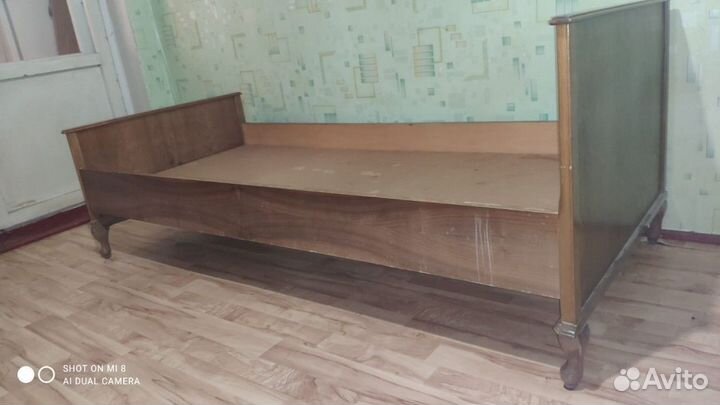 Кровать из массива дерева, Болгария