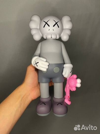 Коллекционная фигурка kaws
