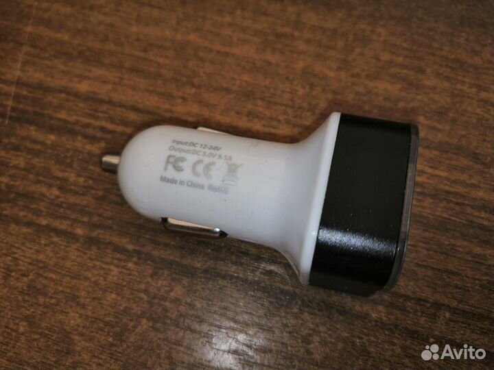 Автомобильная зарядка с двумя портами USB