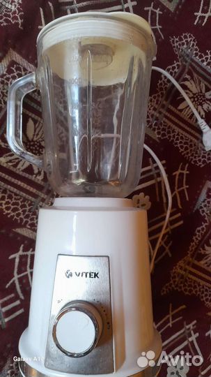 Блендер настольный Vitek 8516