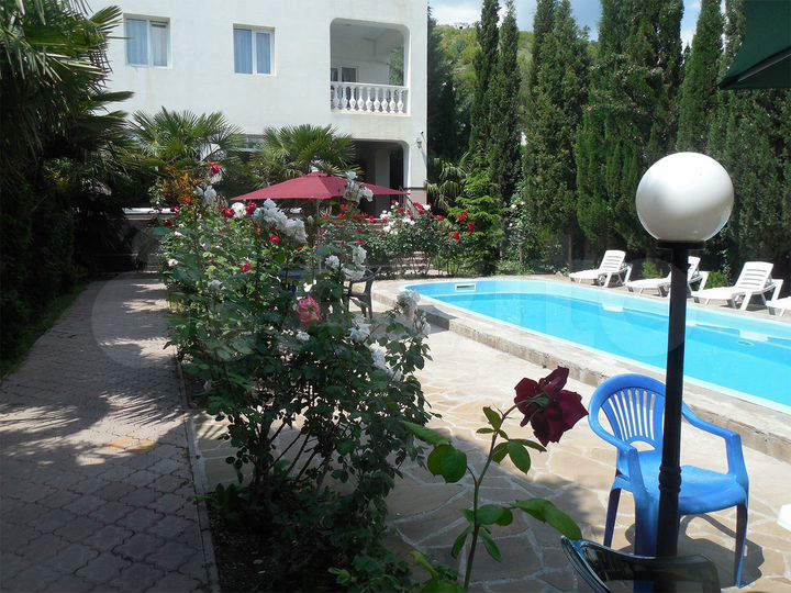 Комната 48 м² в 8-к., 1/3 эт.