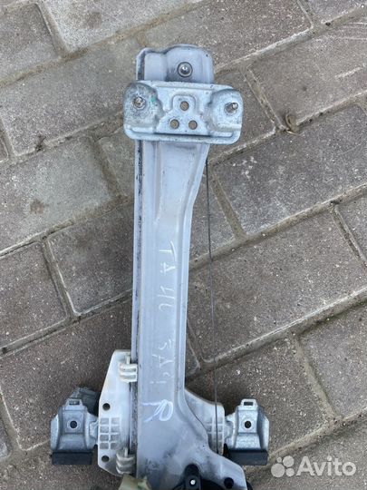 Задний правый стеклоподъемник Chevrolet Tahoe IV