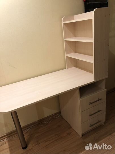 Маникюрный стол