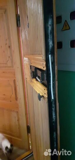 Дверь входная бу металлическая. Сейфовый замок