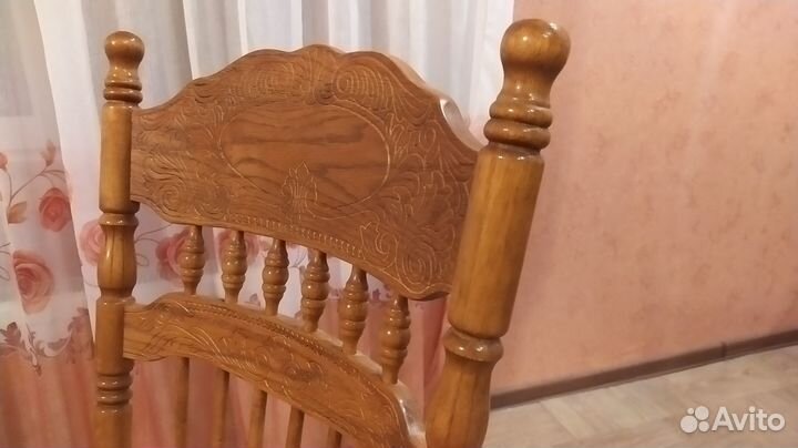 Стол и дубовые стулья