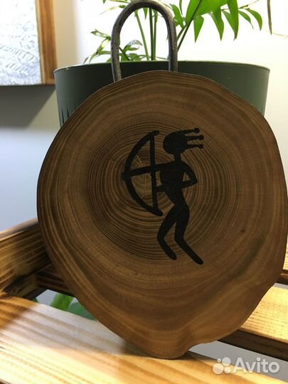 Знаки зодиака (стрелец, водолей) на спиле дерева