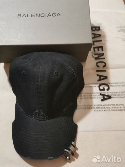 Кепка balenciaga с пирсингом