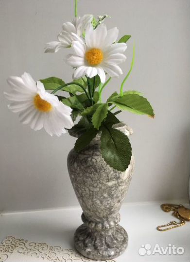 Изящная старинная вазочка из мрамора