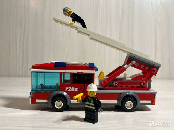 Пожарная машина Lego City 7208 и детали от станции
