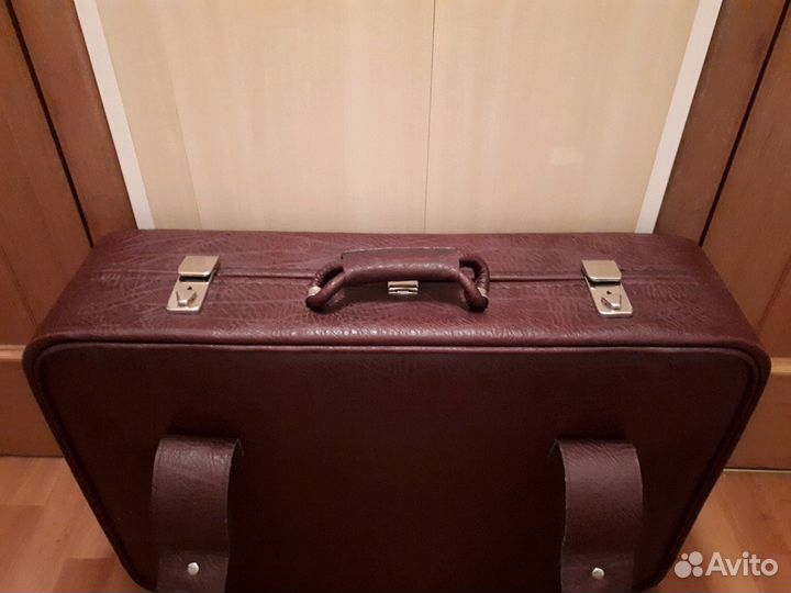Новые Чемоданы кожаные 2-х колёсные