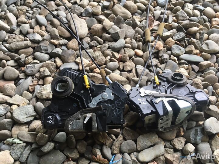 Замок двери передний Toyota Corolla E 150