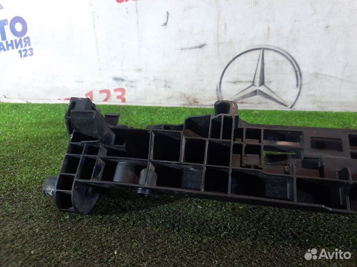 Кронштейн радиатора левый Mercedes C200 W205