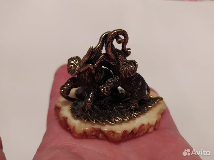 Слоники на листике