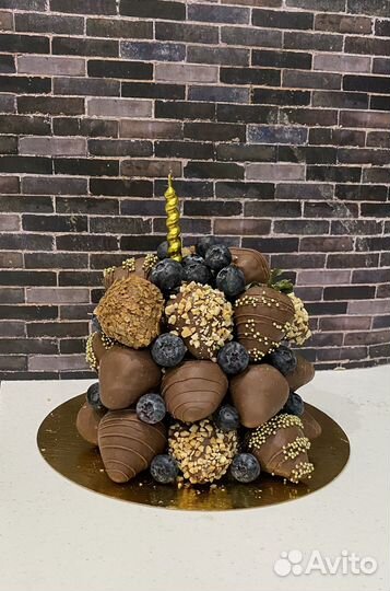 Торт из клубники в шоколаде и корзинка