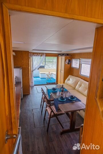 Моторная яхта с флайбриджем