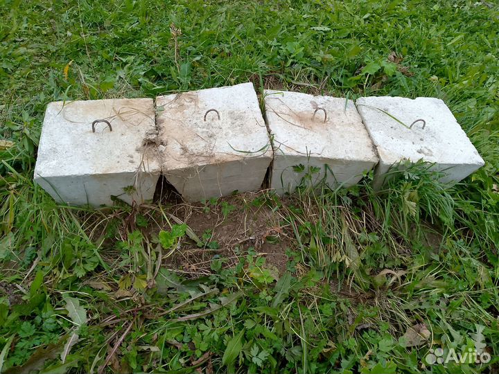 Армированный бетонный блок