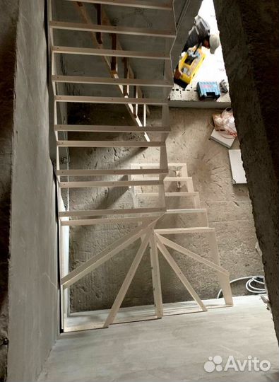 Лестница с забежными ступенями в коттедж