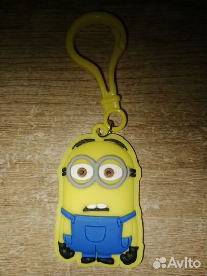 Брелок из киндера миньон