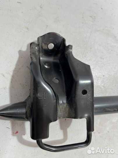 Кронштейн заднего сиденья левый Тойота Камри 50