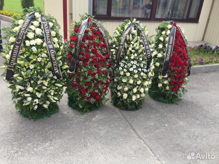 Венки и корзины из живых цветов