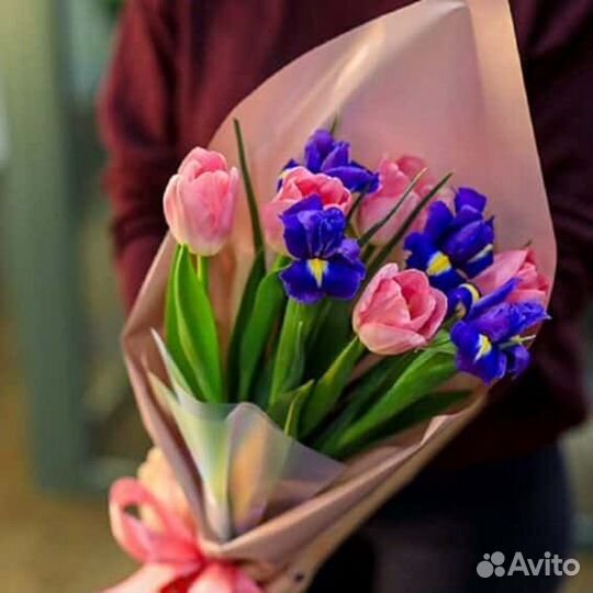 Букет с ирисами и тюльпанами цветы и подарки на де