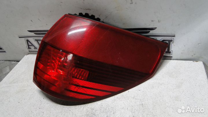 Фонарь задний правый Toyota Sienna 2 2005 3.3