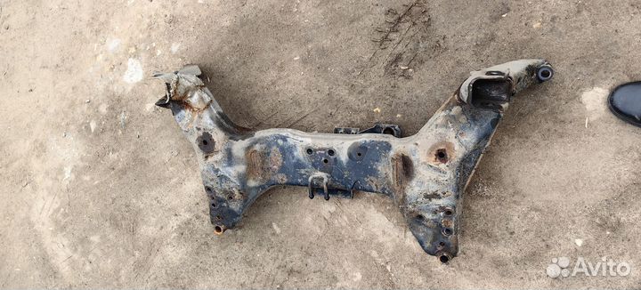 Подрамник передний