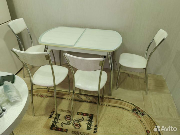 Кухонный стол со стульями