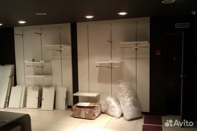 Стеллажи и полки для магазина одежды, манекены