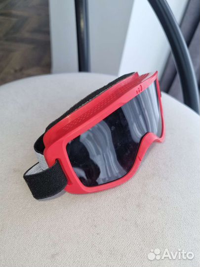 Горнолыжный шлем + очки + удерж. Устройство