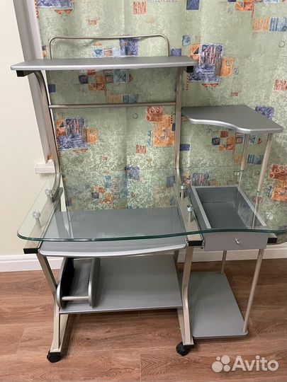 Стеклянный компьютерный стол