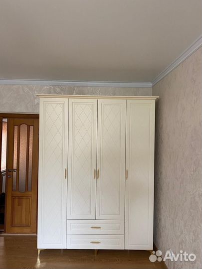 Шкаф распашной четырехдверный