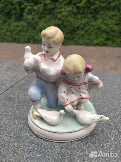Фарфоровая статуэтка Дети кормят голубей