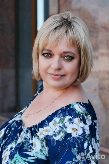 Поющая ведущая и DJ с аппаратурой