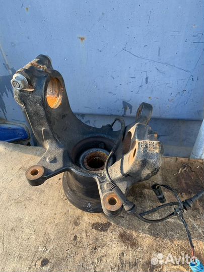 Кулак поворотный передний правый Bmw X3 E83 M54B25