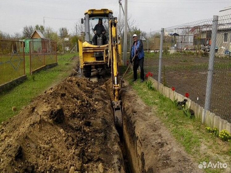 Выкопать траншею под трубу. Трактор траншея. Копка траншей. Траншея под водопровод. Копка траншей для водопровода.