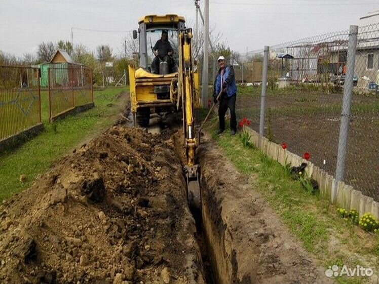 Прокладка водопровода траншее. Трактор траншея. Копка траншей. Траншея под водопровод. Копка траншей для водопровода.