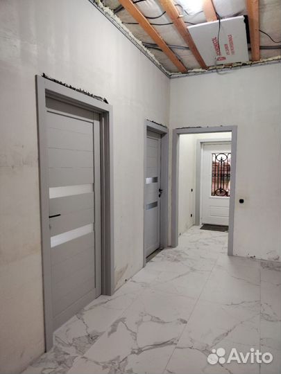 Светло-серые межкомнатные двери экошпон