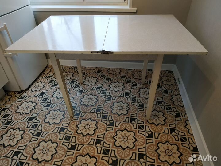 Стол кухонный обеденный