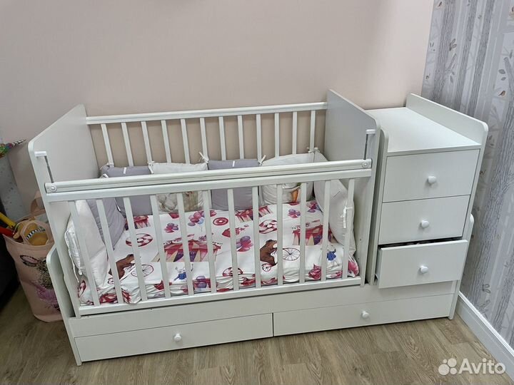 Детская кроватка-трансформер с маятником и комодом
