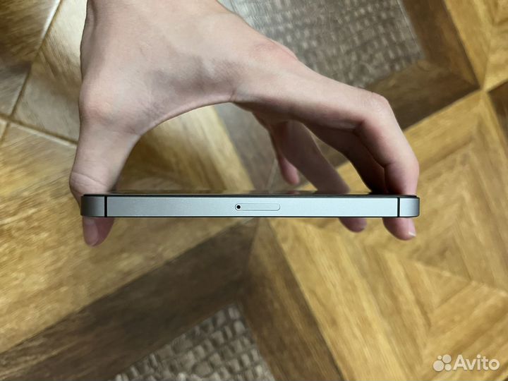 iPhone SE, 32 ГБ