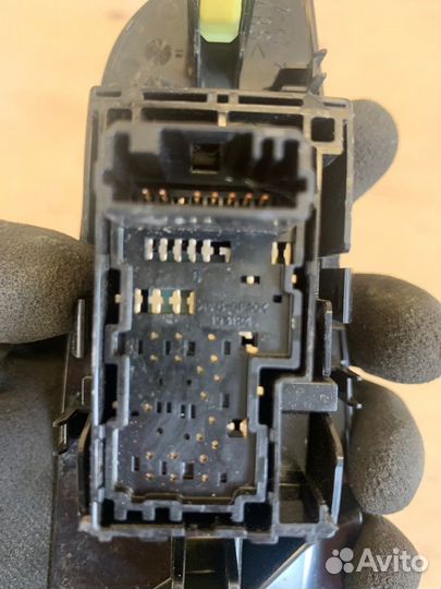 Кнопка стеклоподъемника задняя левая Toyota Prius