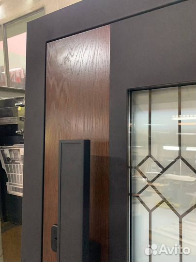 Дверь с вертикальной ручкой и стеклопакетом