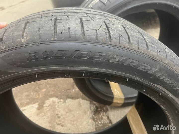 Pirelli P Zero 295/35 R21 и 315/30 R22