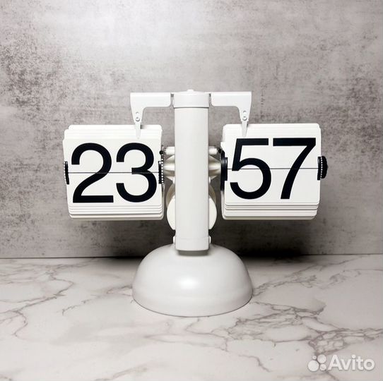 Настольные часы электронные в стиле ретро белые