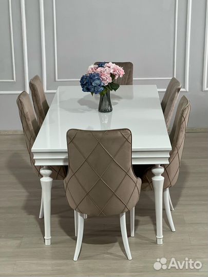 Стол и стулья